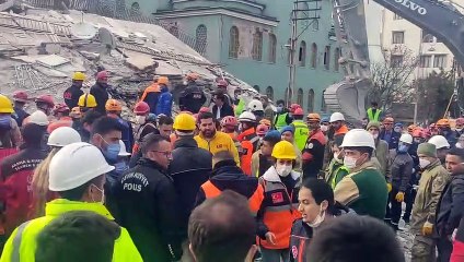 Enkaz alanında tansiyon yükseldi! AFAD görevlisi kadın isyan etti