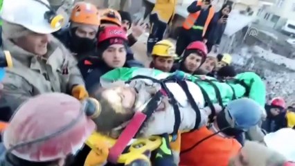 Van depreminde yaşadıklarını anlatarak enkaz altındaki çocuğu sakinleştirmeye çalıştı