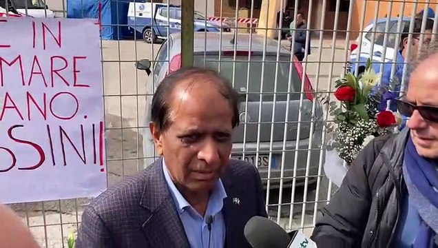 Lo straziante momento del riconoscimento delle vittime a Steccato di Cutro