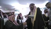 بالفيديو.. لفتة إنسانية من أمير القصيم تجاه أحد معلميه بالجامعة