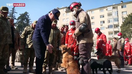 Bakan Akar'dan enkazdan 326 canı çıkaran Mehmetçiğe ziyaret