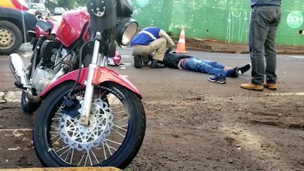 Honda CG e Hilux se envolvem em colisão no Centro e motociclista fica ferido