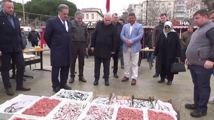 Depremzedeler için denize ağ attılar