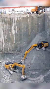 Travail d'équipe efficace pour ces 3 pelleteuses