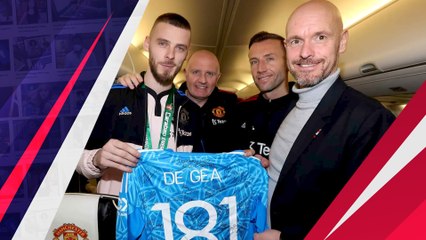Di Atas Pesawat, David De Gea Diberi Jersey Spesial Usai Pecahkan Rekor