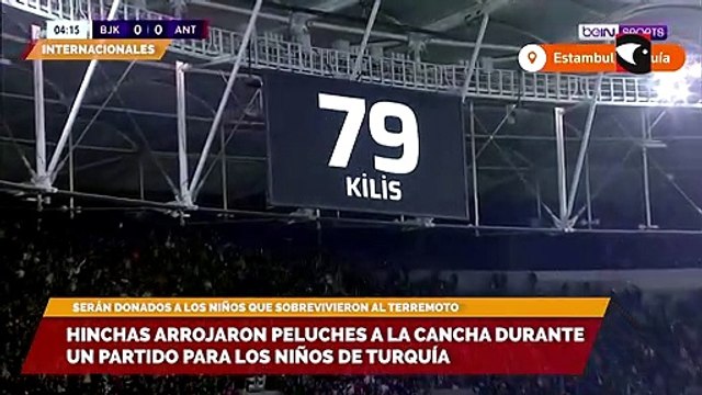 Hinchas arrojaron peluches a la cancha durante un partido para los niños de Turquía