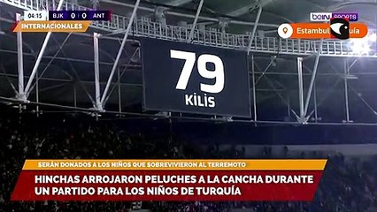 Hinchas arrojaron peluches a la cancha durante un partido para los niños de Turquía
