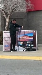 Il achète une télévision 75" et la ramène chez lui en monocycle