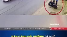 Dàn cảnh hỏi đường bảo vệ, nhóm thanh niên bẻ khóa, trộm xe máy chỉ trong 5 giây_ VOH Tin Tức