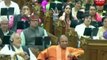 Video: Vidhan Sabha में दिनकर की कविता पढ़ते समय लड़खड़ा गए Akhilesh Yadav, नेताओं ने लगाया ठहाका