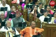 Video: Vidhan Sabha में दिनकर की कविता पढ़ते समय लड़खड़ा गए Akhilesh Yadav, नेताओं ने लगाया ठहाका