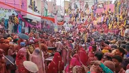 घूंघट की ओट में इस कदर पड़ी लाठियां...हुरियारे करने लगे विनती...अब माफ भी कर दै भाभी