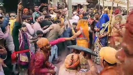 घूंघट की ओट में इस कदर पड़ी लाठियां...हुरियारे करने लगे विनती...अब माफ भी कर दै भाभी