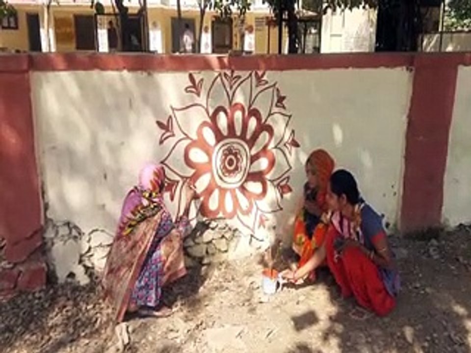 video: शहरी रोजगार गारंटी योजना के श्रमिक दिखा रहे कूची का कमाल,दमकने लगे सरकारी भवन