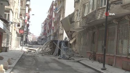 Malatya'da ağır hasarlı bir bina daha kendiliğinden yıkıldı