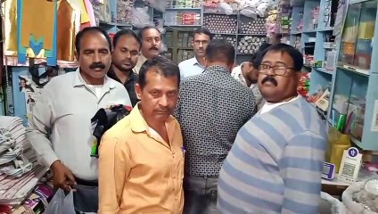 Video Story -अमानक पॉलिथिन पर प्रतिबंध लगाने टीम ने दी दबिश, दुकानों से जब्त की पॉलिथिन