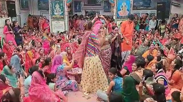 ढोलक -मजीरे की गूंजती थाप पर पहुंचे विदेशी अचरज में रह गए देखकर यह नजारा