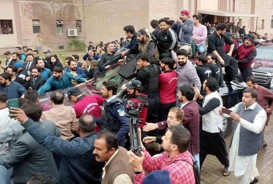 Pakistan'ın eski Başbakanı Khan için tutuklama emri çıkarıldı