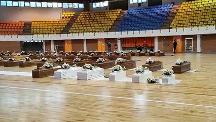 Bare dei migranti annegati posizionate nel palazzetto di Crotone. Domani la camera ardente