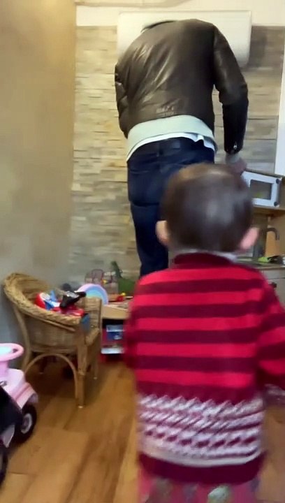 Une excellente idée puisque Marius semble ravi de ce beau cadeau, sur lequel il se précipite ! "Tu vas pouvoir nous faire à manger matin, midi et soir", se réjouit sa mère Marius reçoit un cadeau de la part de ses parents