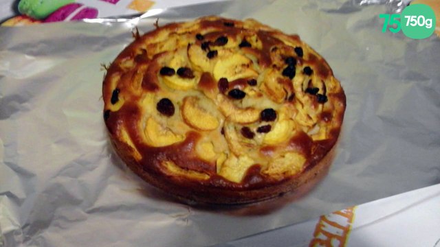 Gâteau aux pêches, rhum et raisins