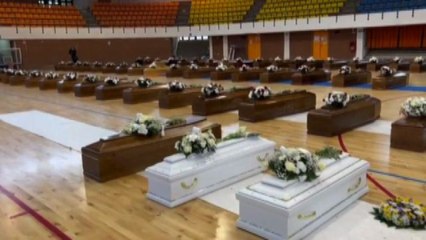Naufragio migranti, le 64 bare allineate nel Palasport di Crotone