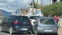 Automobilista tem srios problemas a tirar as medidas durante um estacionamento paralelo