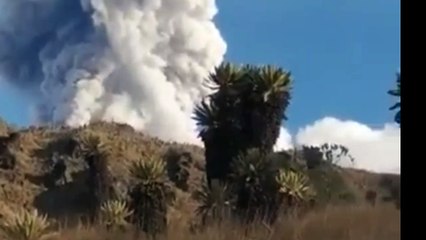 Télécharger la video: Eruptiva del Volcán Nevado del Ruiz - Eruption of the Nevado del Ruiz Volcano