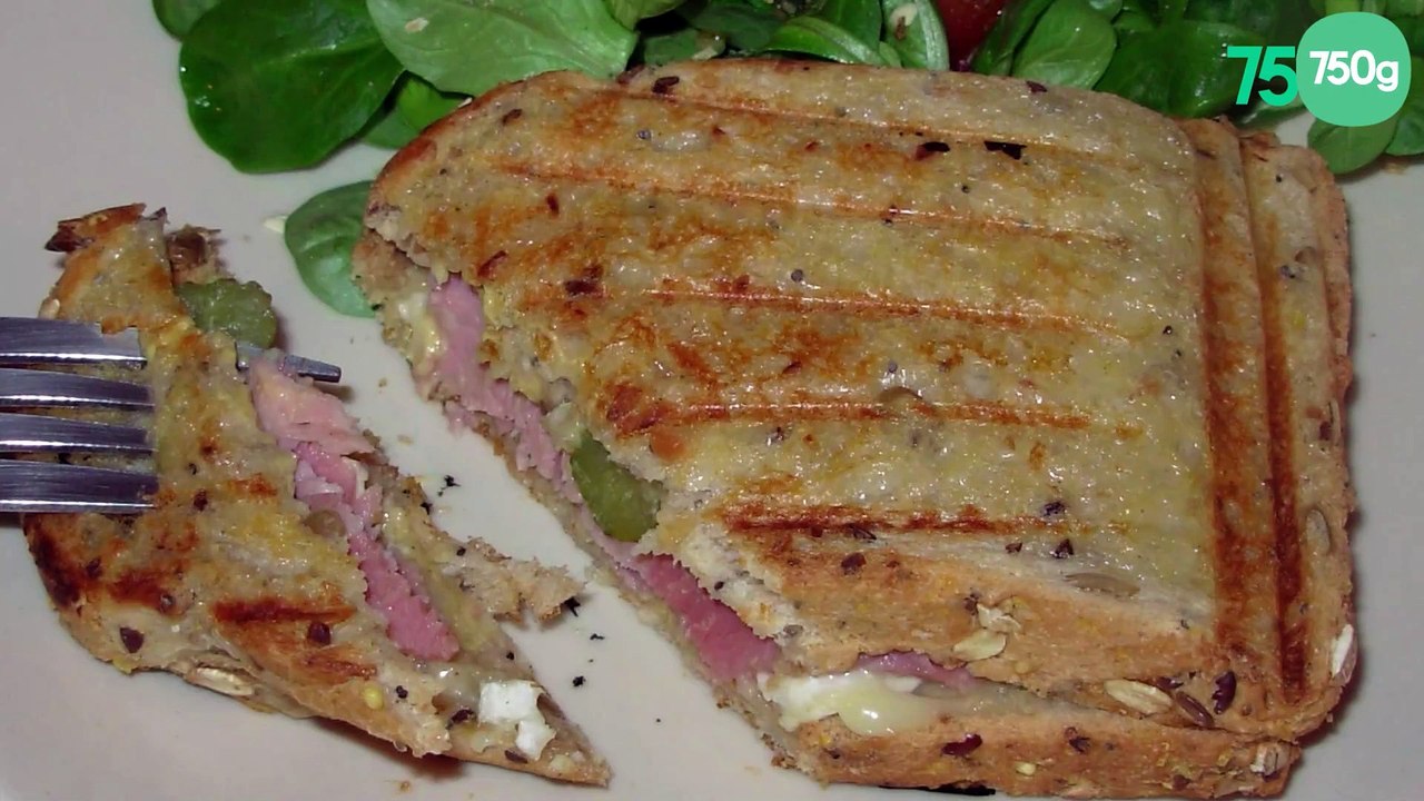 Croques au camembert et aux cornichons