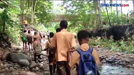 Pelajar SMP di Sikka Berjuang Seberangi Sungai untuk ke Sekolah