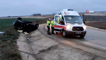 Viraja hızlı giren araç takla attı: 2 yaralı