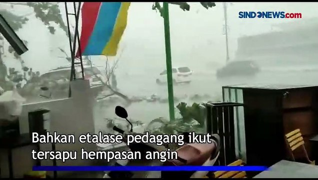 Ngeri, Detik - detik Pohon Tumbang Akibat Hujan Angin di Bogor