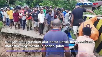 Jembatan Ambruk, Ibu Hamil dan Ibu Gendong Bayi Terobos Banjir di Alor