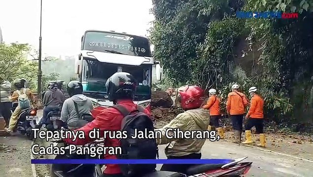Tebing Setinggi 20 Meter Longsor, Jalan Bandung-Sumedang Tertutup Material