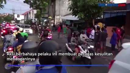 Warga Ngamuk di Denpasar Bawa Sajam, Polisi Lumpuhkan dengan Gas Air Mata