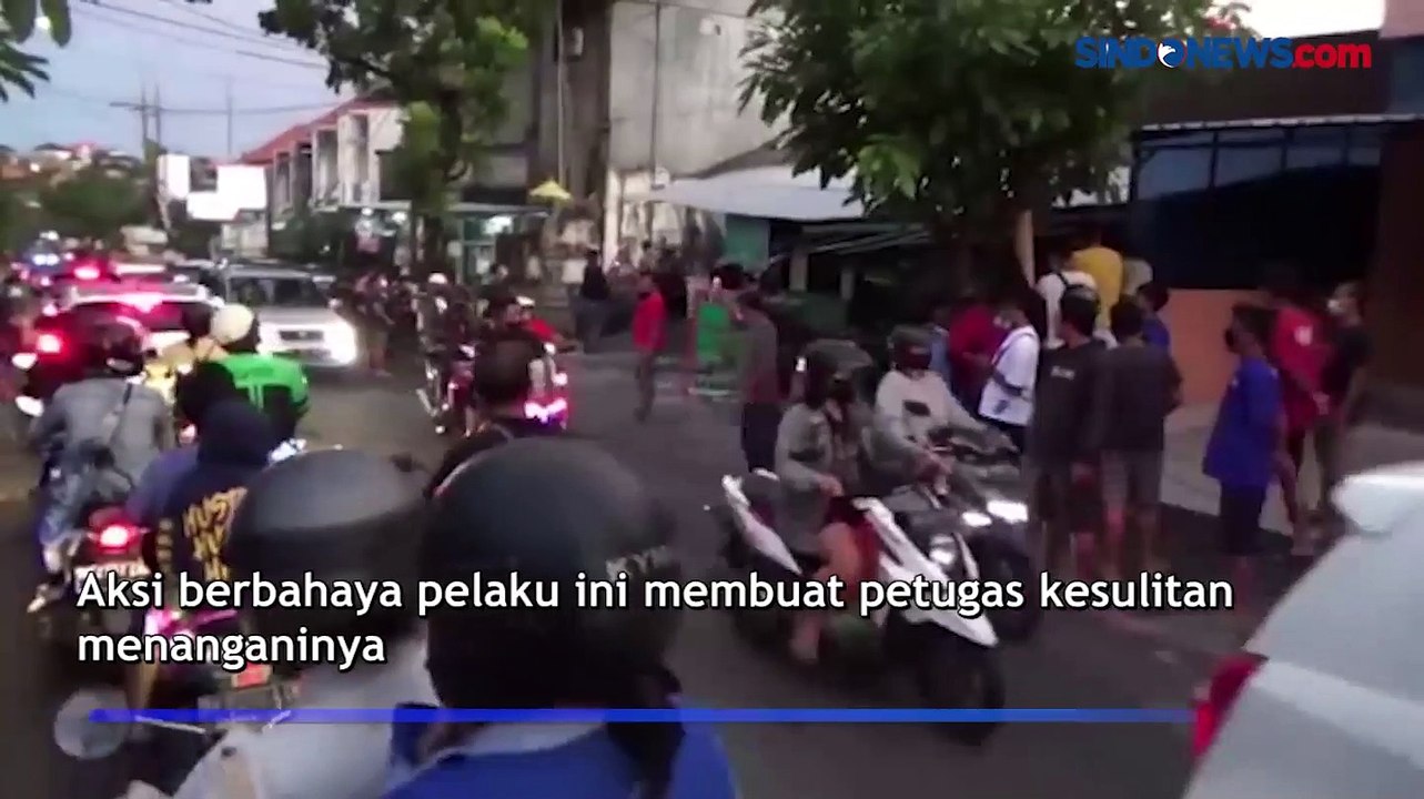 Warga Ngamuk di Denpasar Bawa Sajam, Polisi Lumpuhkan dengan Gas Air Mata