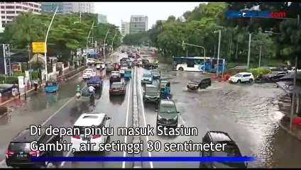Banjir Merdeka Timur, Antrean Kendaraan Sebabkan Macet