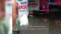 Kocak, Sambil Berenang Warga Ini Tagih Janji Penanganan Banjir Gubernur Anies