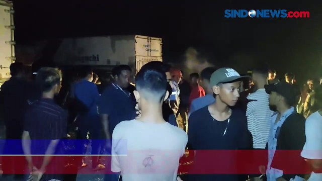 Ricuh, Warga Adang Truk Kontainer di Batubara Sumut