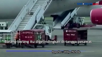 Viral! Karyawan Lion Air Gelindingkan Barang di Tangga Pesawat