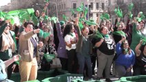 Activistas levantan pañuelos verdes como un símbolo a favor del aborto en EE.UU.