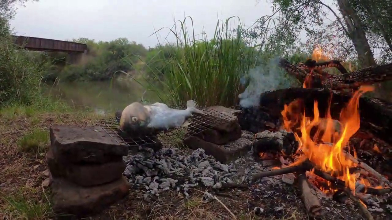 Pesca y Cocina bajo la lluvia | Solo pescando en Arroyo | Pescado Asado, Pirañas | Mucha Aventura y Naturaleza