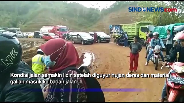 Licin dan Berlumpur, Ratusan Kendaraan Terjebak di Jalan Poros Penghubung Mamuju ke Majene