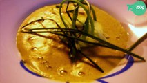 Velouté d'asperges au curry, îlot pomme granny, oignon frais et ciboulette