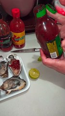 preparando ostiones con limon y salsa de chile alimento fresco y muy nutritivo