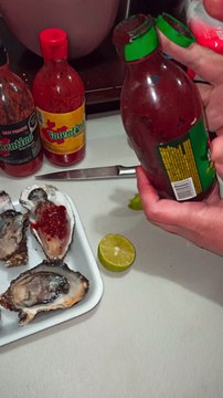 preparando ostiones con limon y salsa de chile alimento fresco y muy nutritivo