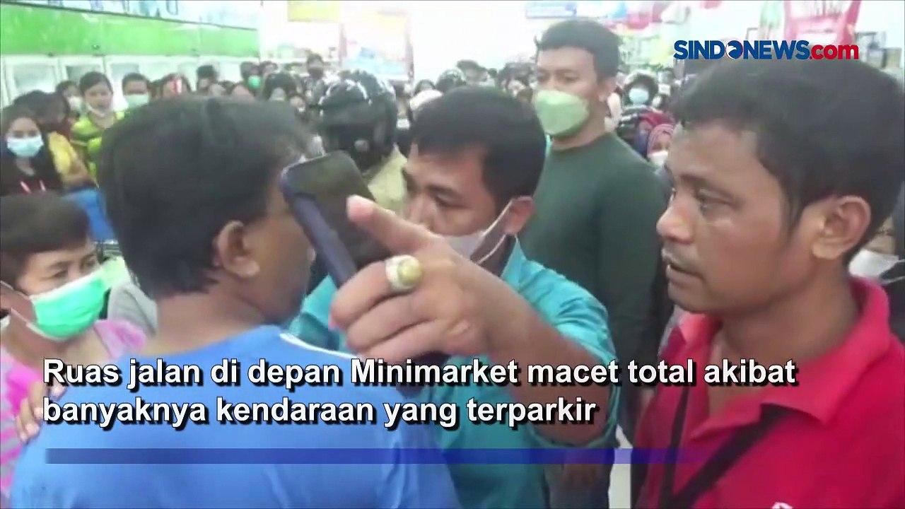 Emak-emak di Nias Serbu Minimarket Beli Minyak Goreng Murah