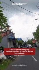 Seorang bule menyalip sembarangan dan nyaris terjadi kecelakaan