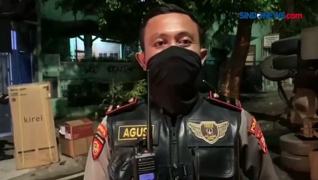 Sopir Diduga Mengantuk, Truk Tabrak Pohon dan Terguling di Kebon Jeruk