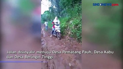 Viral, Pelajar Jambi Dorong Motor di Jalan Berkubang Lumpur Minta Perhatian Presiden Jokowi